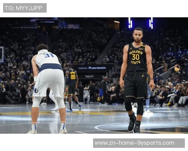 库里三节狂砍35分5板2帽难救勇士球队仍落后12分苦苦支撑艰难追分 库里三节狂砍35分5板2帽难救勇士球队仍落后12分苦苦支撑艰难追分