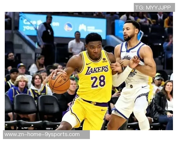 理查德成为球队历史第三位新秀单场30分5三分与库里穆迪并肩前行